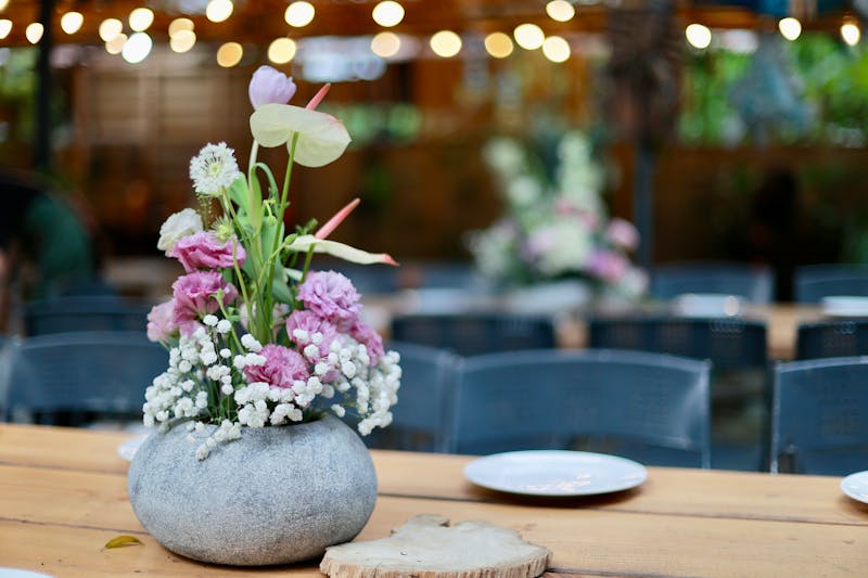 Arreglo floral tropical con aves del paraíso y heliconias