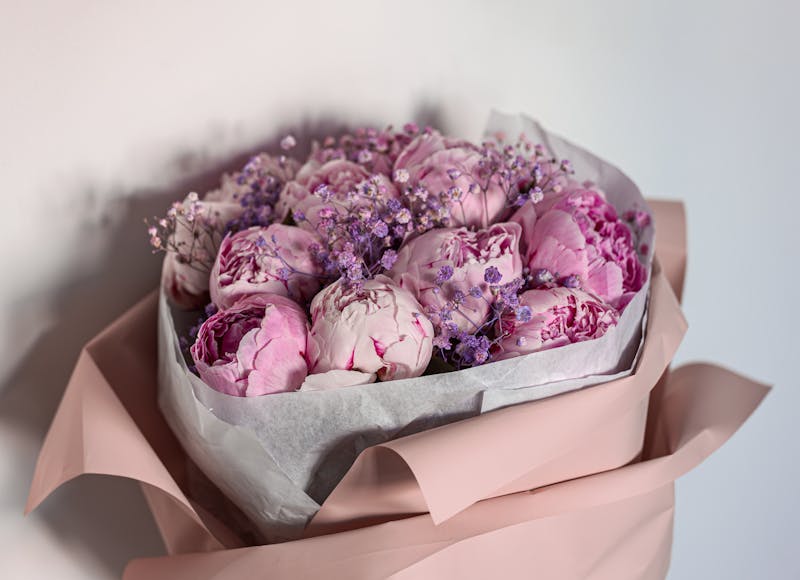 Bouquet de peonías blancas y rosas interflora