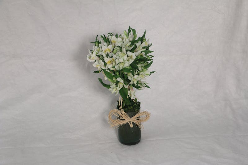 Ramo de condolencias con flores blancas y verdes interflora